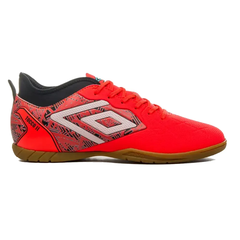 Chuteira de futsal masculina Umbro vermelha com detalhes em preto e branco, vista frontal